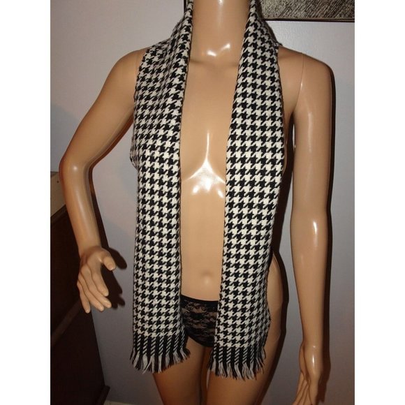 Vintage Black and White Houndstooth Scarf - Picture 4 of 9